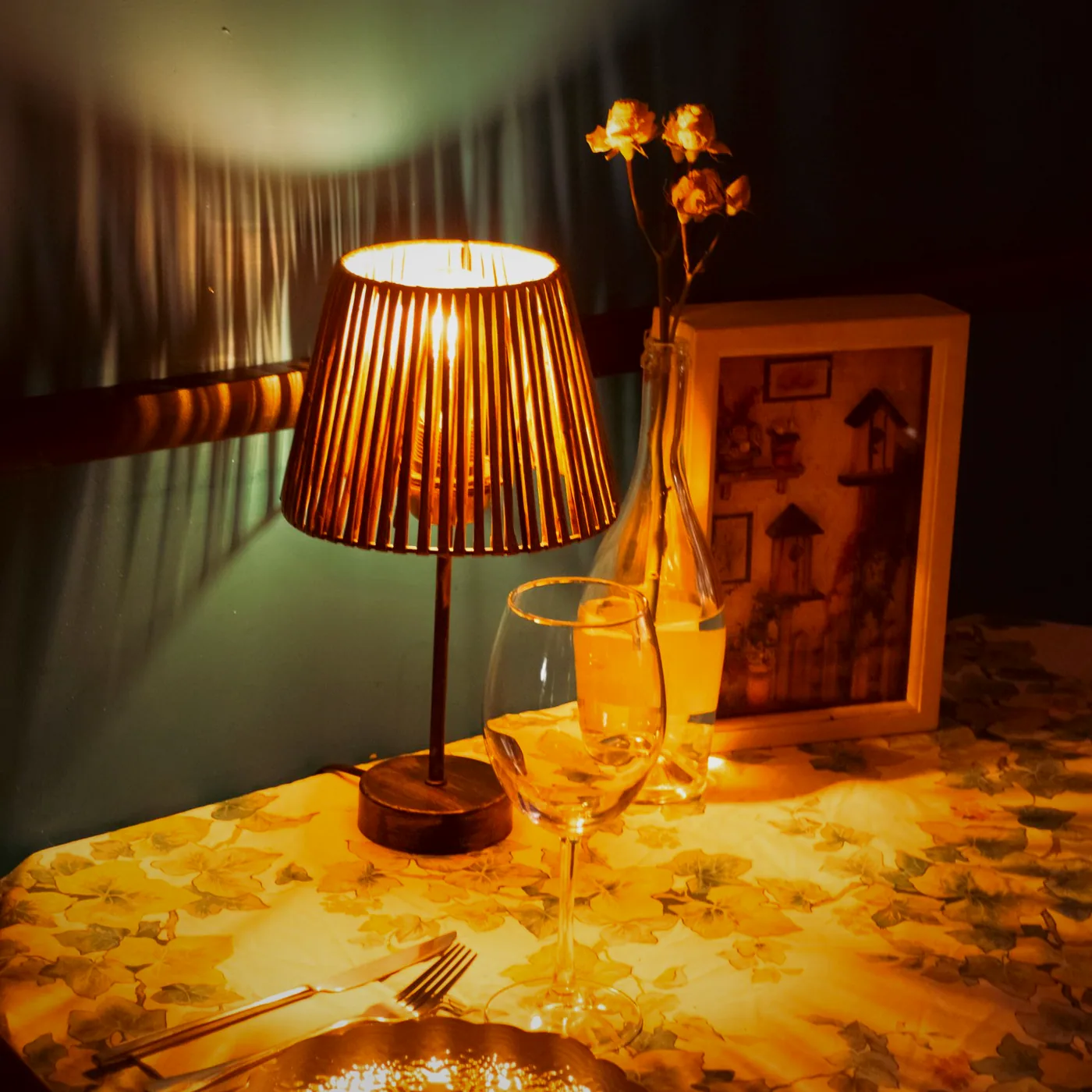 Konvice na čaj na barovém pultu